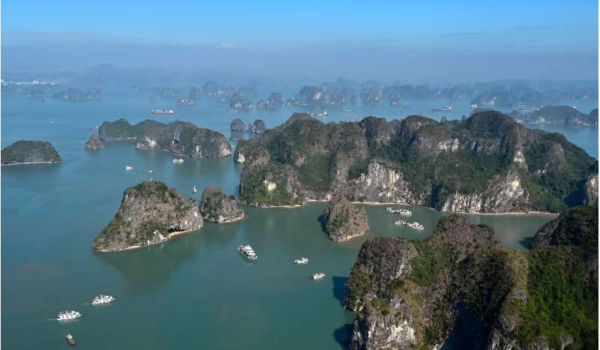 خلیج ها لونگ ویتنام رنگ خود را از دست می دهد