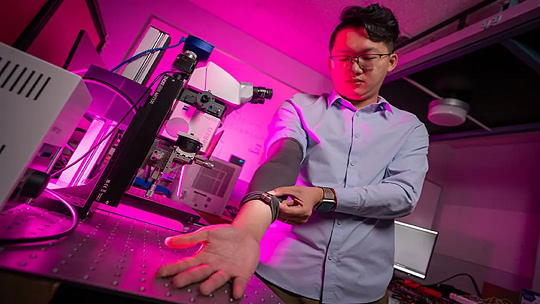 توسعه یک پوشیدنی مبتنی بر هوش مصنوعی که حرکات روزمره را به دستورات ربات تبدیل می‌کند