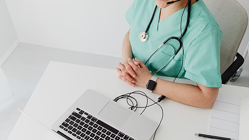 ابزار یادداشتبرداری هوش مصنوعی زمان کارهای اداری پزشکان را کاهش میدهد