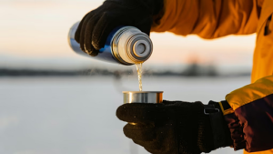 چرا کم‌آبی بدن در زمستان آسان‌تر از آن چیزی است که فکر می‌کنید